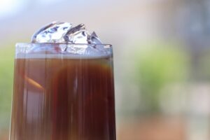 Napary na lato: cold brew, ice tea, espresso tonic - które produkty wybrać i jak je sprzedawać?