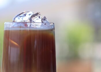 Napary na lato: cold brew, ice tea, espresso tonic - które produkty wybrać i jak je sprzedawać?