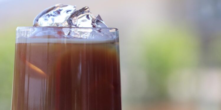Napary na lato: cold brew, ice tea, espresso tonic - które produkty wybrać i jak je sprzedawać?