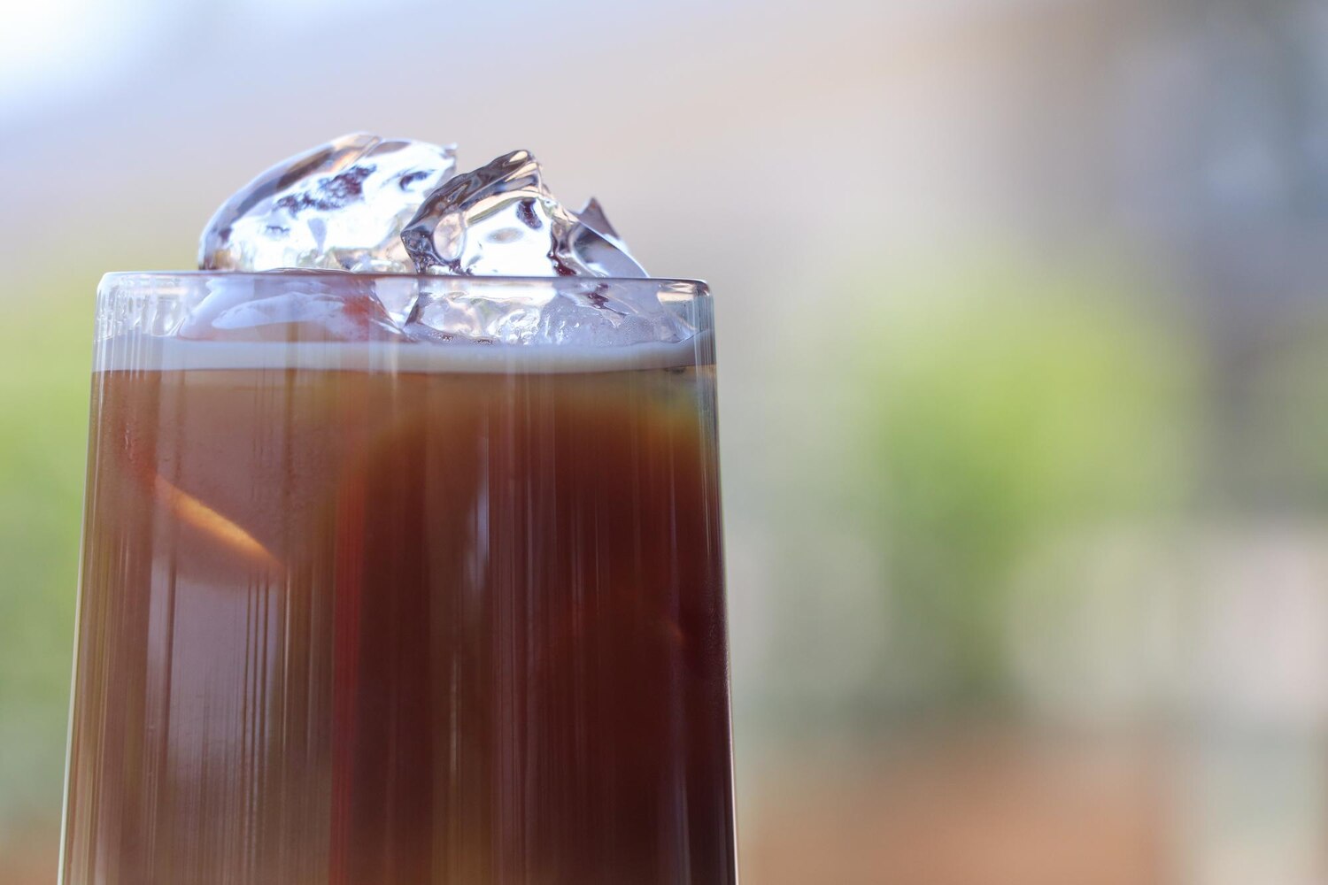 Napary na lato: cold brew, ice tea, espresso tonic - które produkty wybrać i jak je sprzedawać?